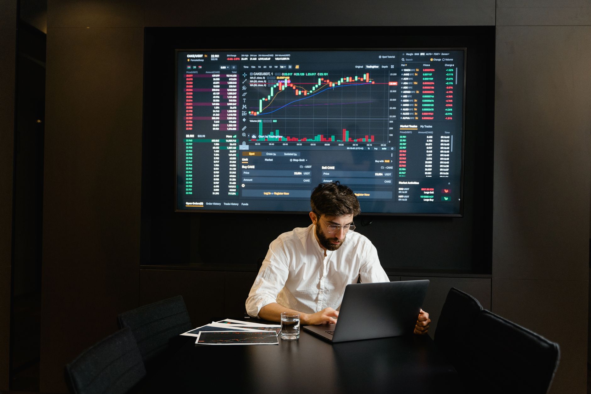 Primevale expert analyzing media data flows